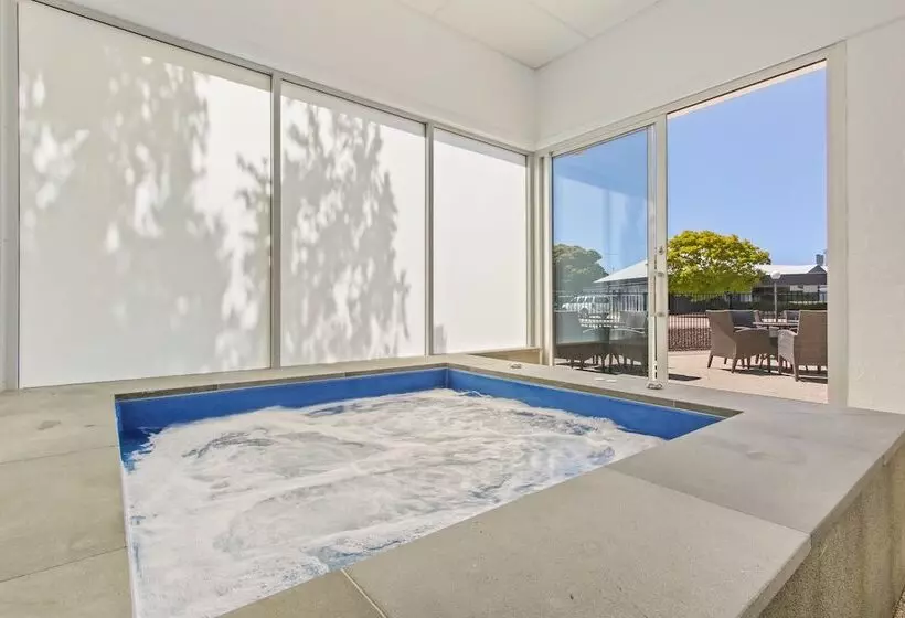 ホテル Bellevue On The Lakes