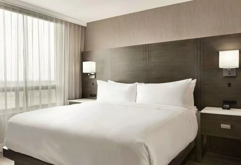 فندق Embassy Suites By Hilton Montreal Airport