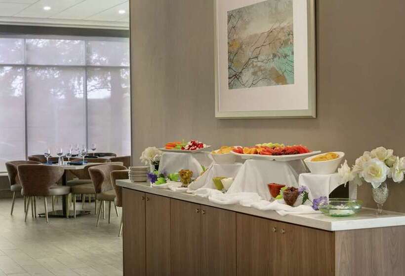 فندق Embassy Suites By Hilton Montreal Airport