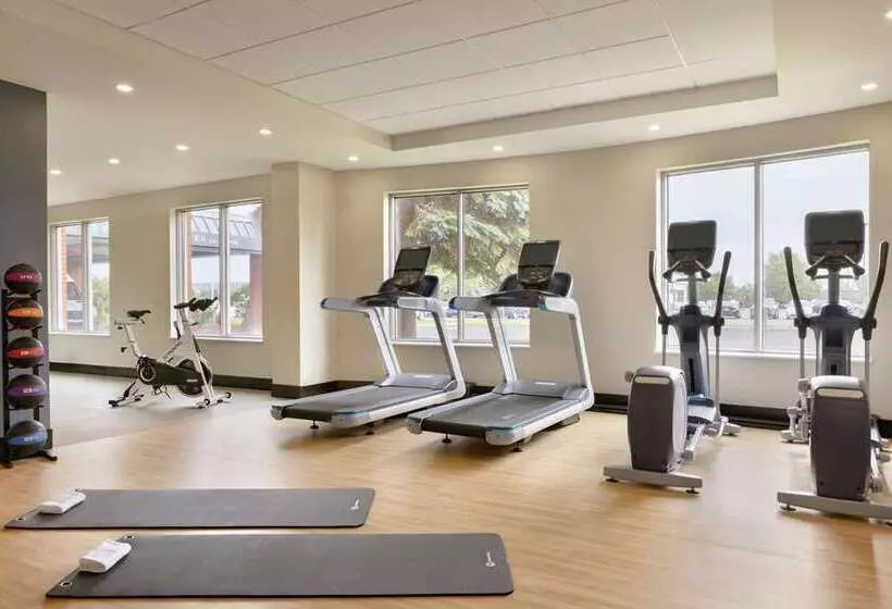 فندق Embassy Suites By Hilton Montreal Airport