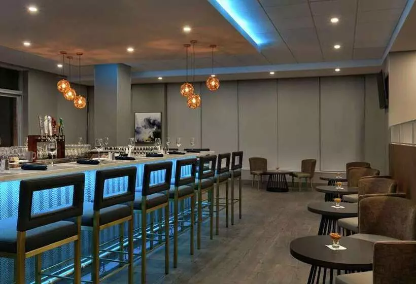 فندق Embassy Suites By Hilton Montreal Airport