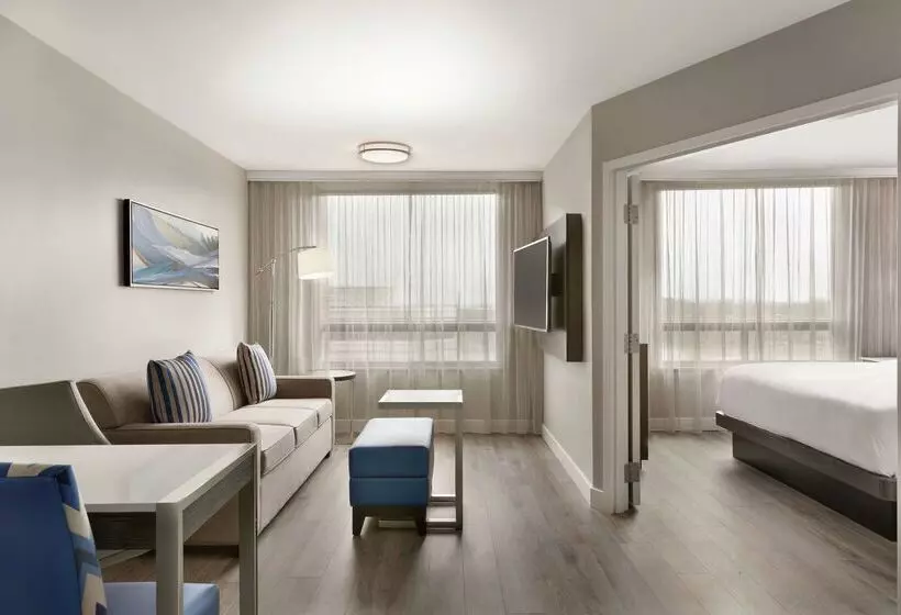 Hotelli Embassy Suites By Hilton Montreal Airport