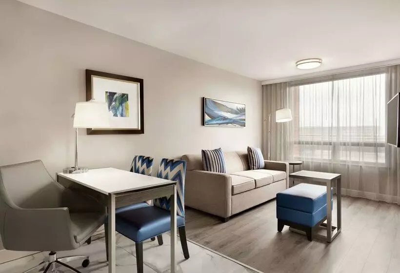 Hotelli Embassy Suites By Hilton Montreal Airport