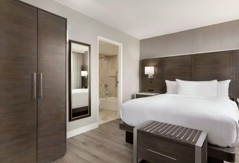 Hotelli Embassy Suites By Hilton Montreal Airport