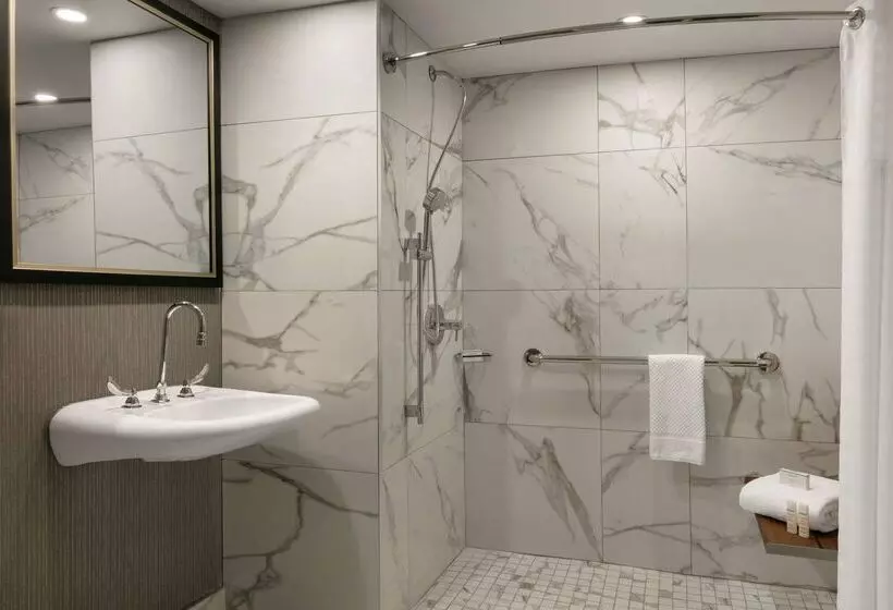 Hotelli Embassy Suites By Hilton Montreal Airport