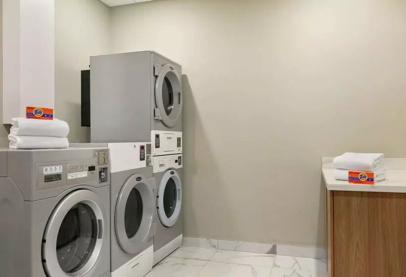 Hotelli Embassy Suites By Hilton Montreal Airport