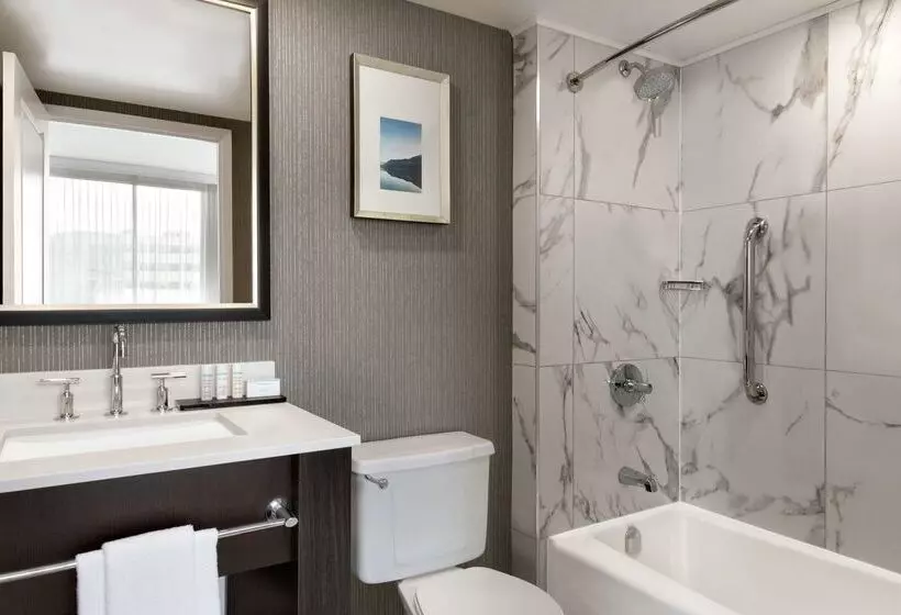 Hotelli Embassy Suites By Hilton Montreal Airport