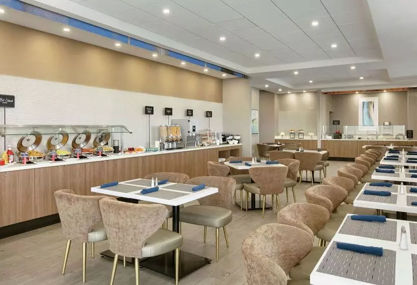 Hotelli Embassy Suites By Hilton Montreal Airport