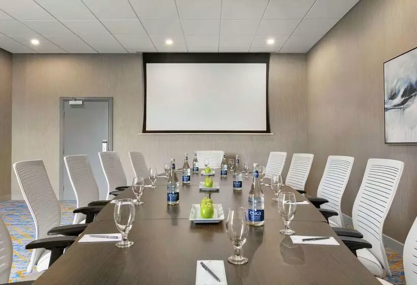 Hotelli Embassy Suites By Hilton Montreal Airport