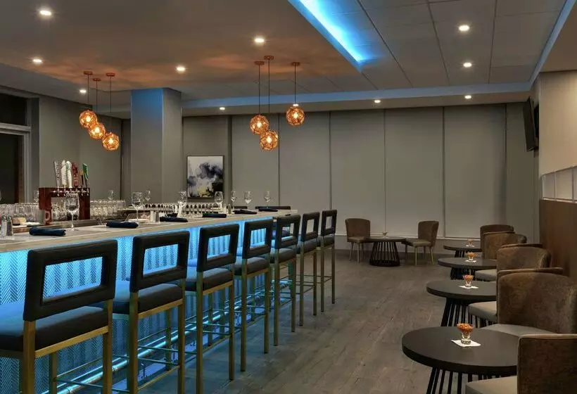 Hotelli Embassy Suites By Hilton Montreal Airport