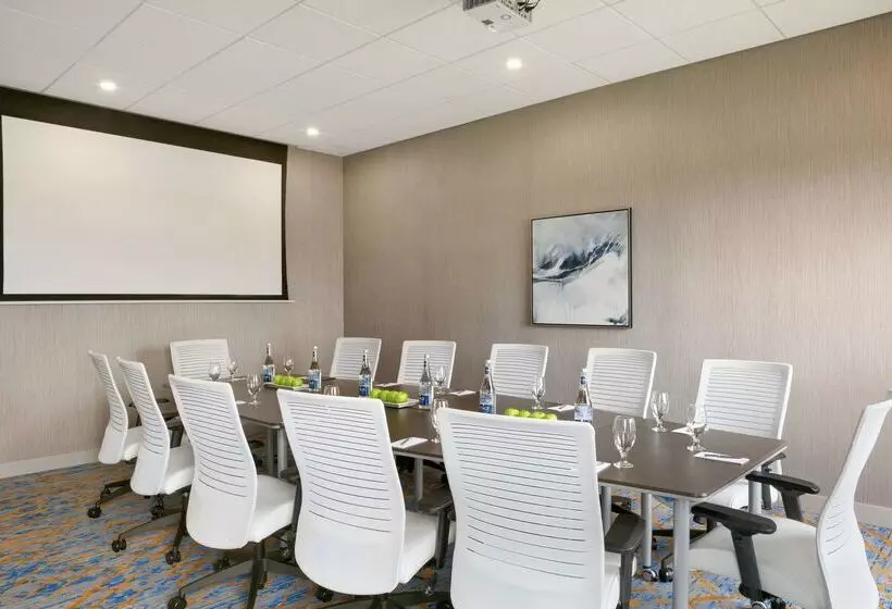 Hotelli Embassy Suites By Hilton Montreal Airport