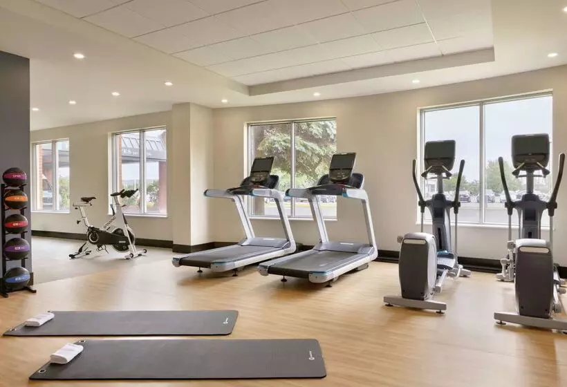 Hotelli Embassy Suites By Hilton Montreal Airport