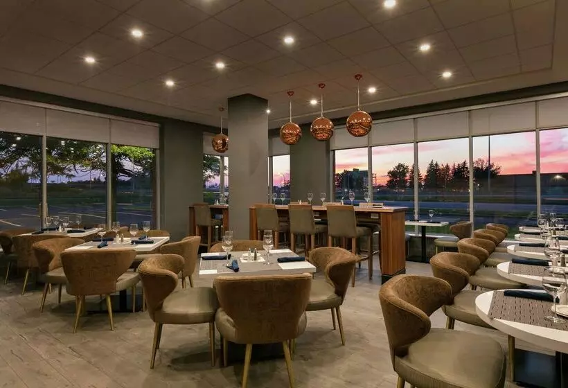 Hotelli Embassy Suites By Hilton Montreal Airport