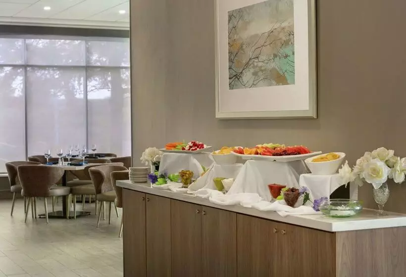 Hotelli Embassy Suites By Hilton Montreal Airport