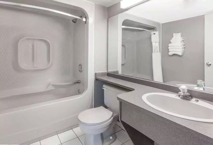 酒店 Howard Johnson By Wyndham Niagara Falls