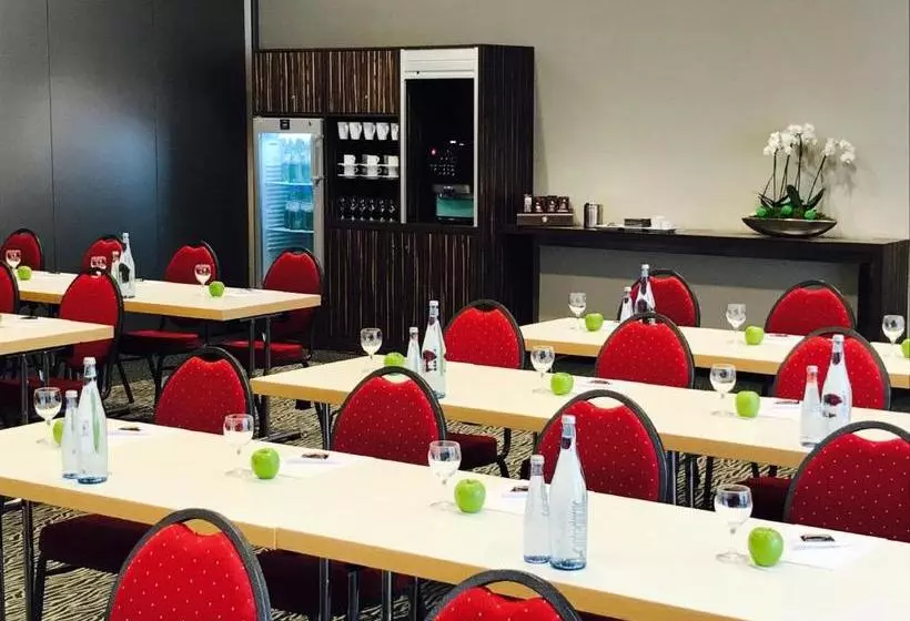 هتل Holiday Inn Düsseldorf  Hafen