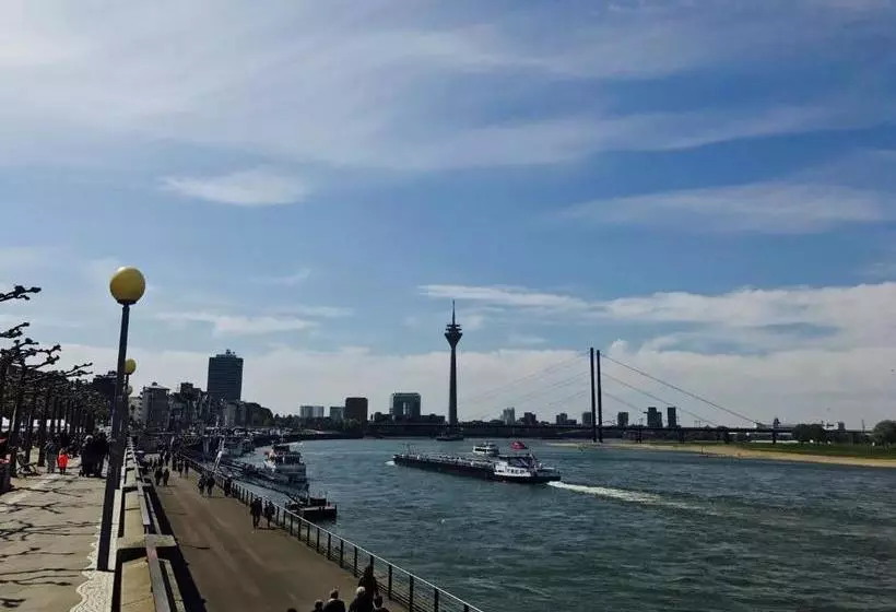 هتل Holiday Inn Düsseldorf  Hafen