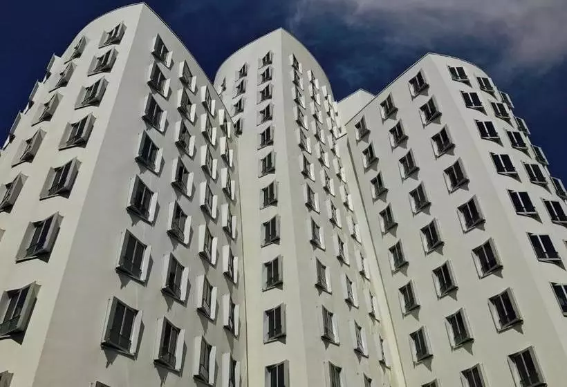 هتل Holiday Inn Düsseldorf  Hafen