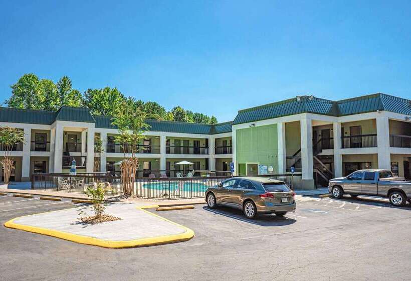 هتل Quality Inn & Suites Near Six Flags Austell