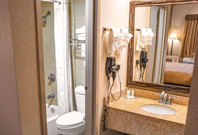 هتل Quality Inn & Suites Near Six Flags Austell