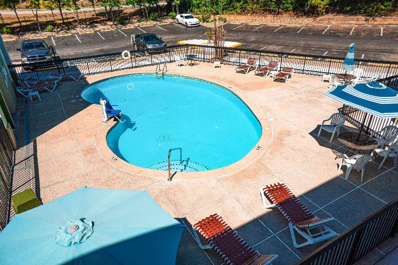 هتل Quality Inn & Suites Near Six Flags Austell