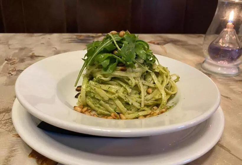 Отель The Griffin Llyswen