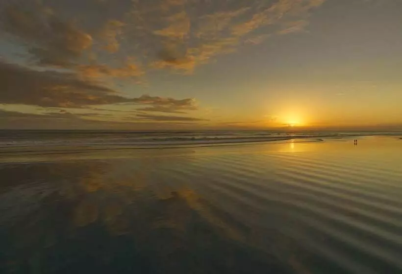 בית מלון כפרי The Legian Seminyak, Bali