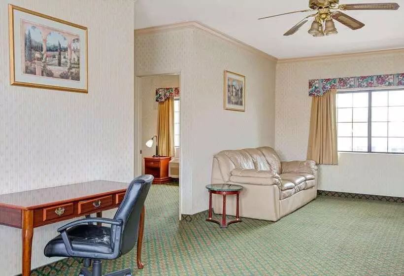 هتل Travelodge By Wyndham Lynwood