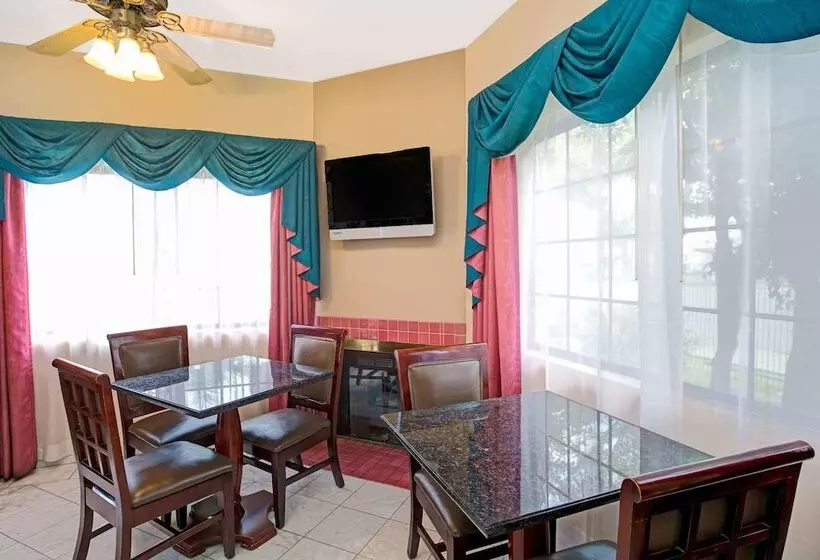 هتل Travelodge By Wyndham Lynwood