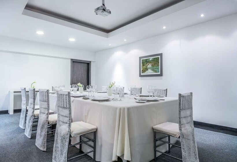 ホテル NH Collection Quito Royal