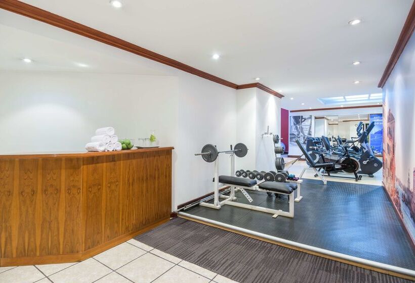 ホテル NH Collection Quito Royal