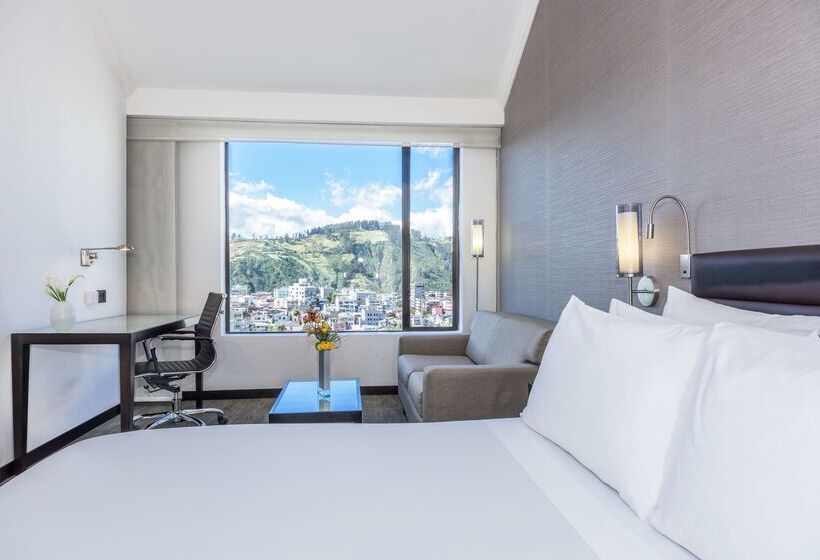 ホテル NH Collection Quito Royal