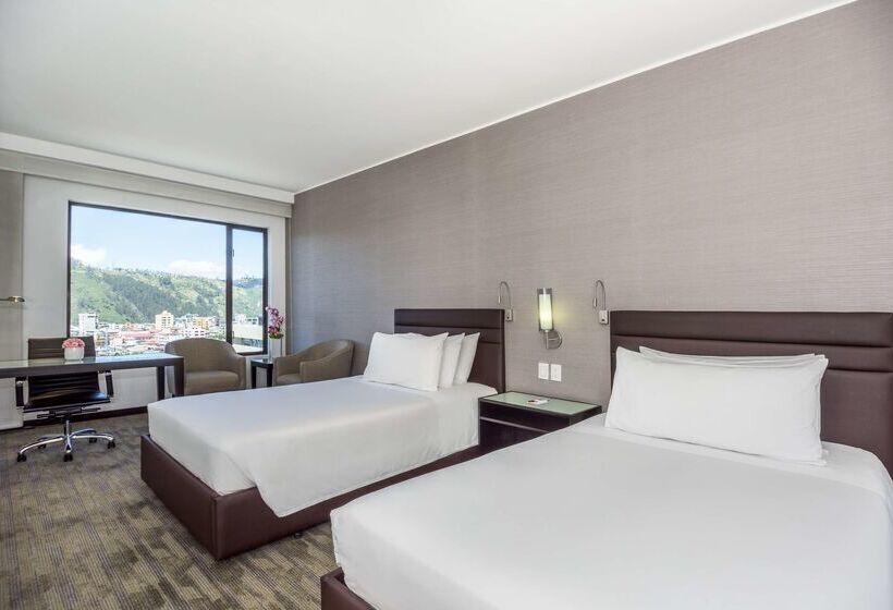 ホテル NH Collection Quito Royal