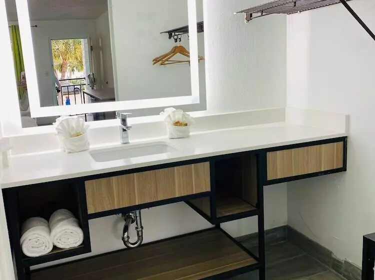 Отель Rodeway Inn Clearwater Central