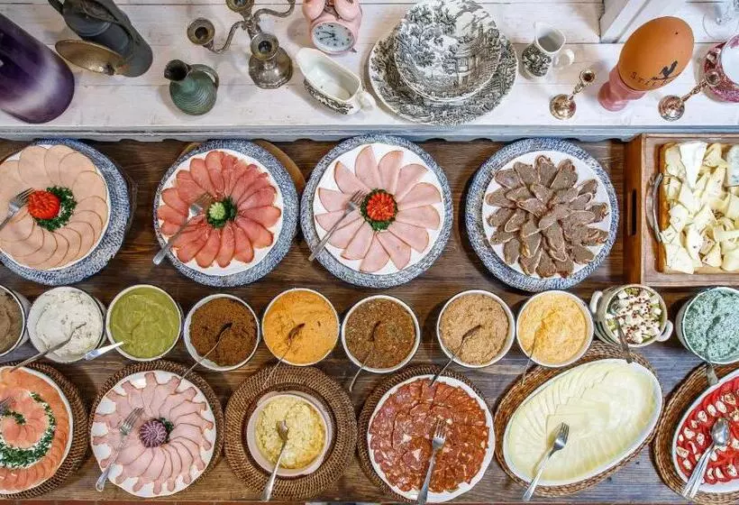 Nomad Hotel & Glamping