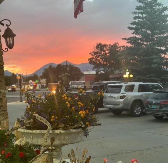 فندق Browns Canyon Inn