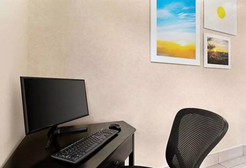 酒店 Days Inn By Wyndham Cortez