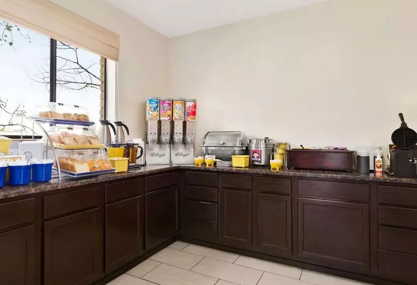 酒店 Days Inn By Wyndham Cortez