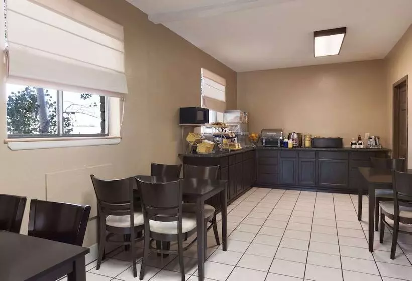 酒店 Days Inn By Wyndham Cortez