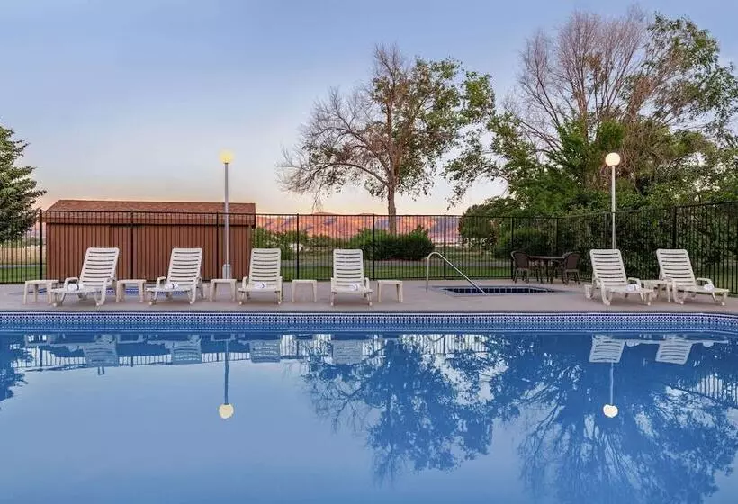 酒店 Days Inn By Wyndham Cortez