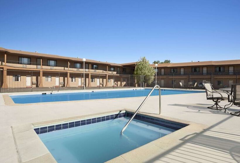 هتل Days Inn By Wyndham Cortez