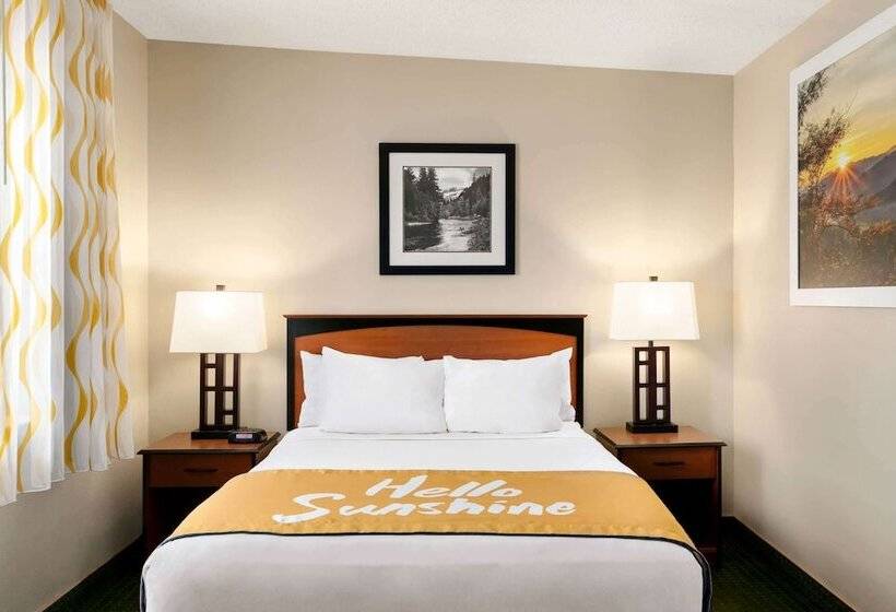 هتل Days Inn By Wyndham Cortez