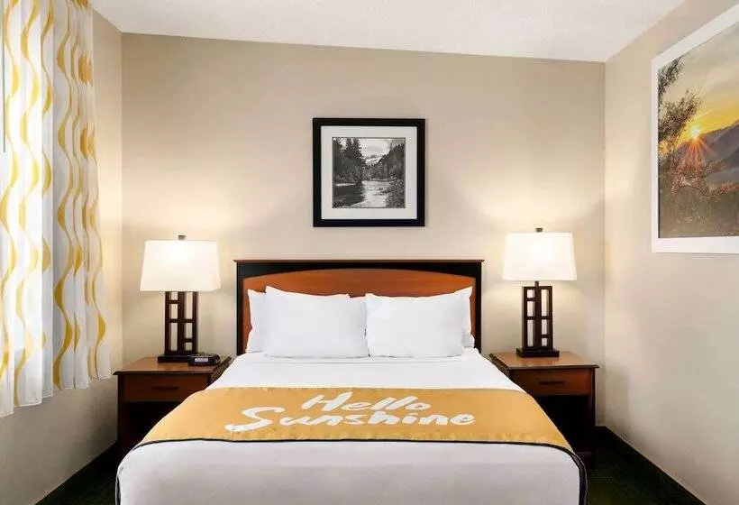 酒店 Days Inn By Wyndham Cortez