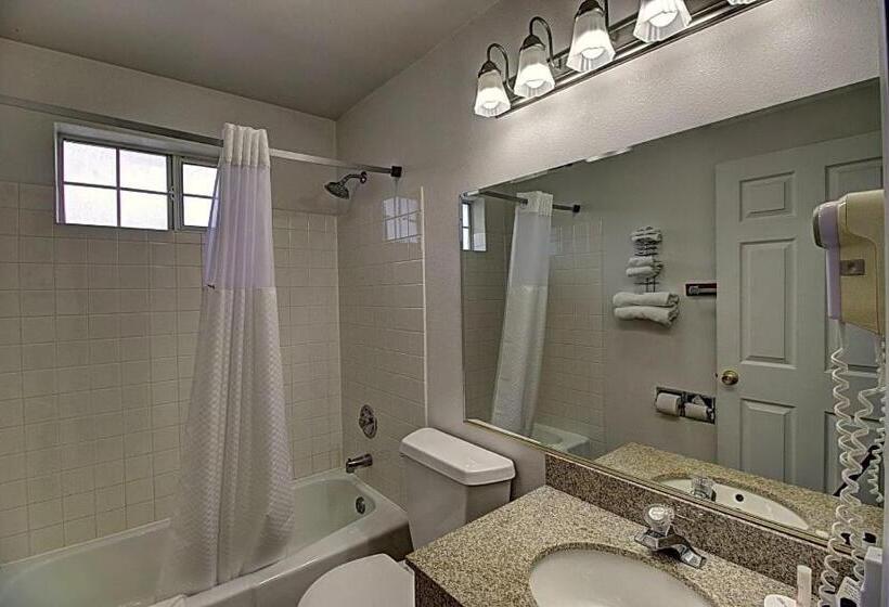 בית מלון כפרי Days Inn & Suites By Wyndham Lolo