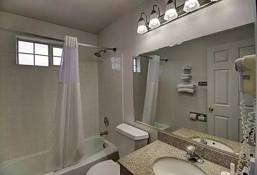 호텔 Days Inn & Suites By Wyndham Lolo