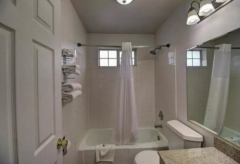 호텔 Days Inn & Suites By Wyndham Lolo