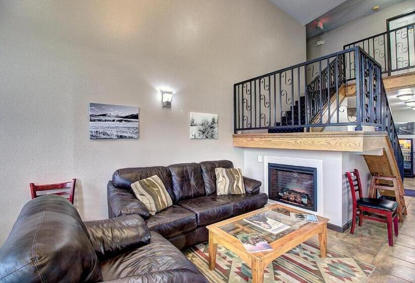 בית מלון כפרי Days Inn & Suites By Wyndham Lolo