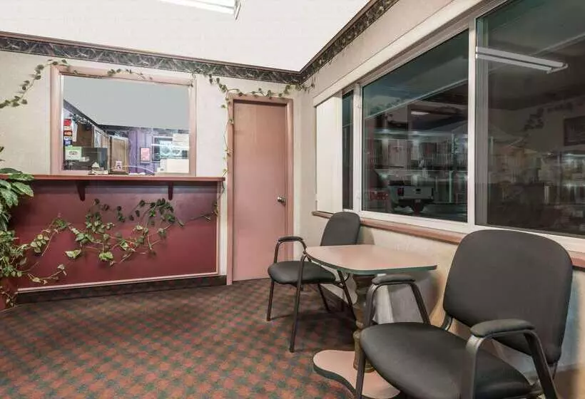 Отель Knights Inn Ottawa