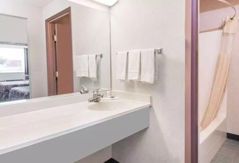 Отель Knights Inn Ottawa