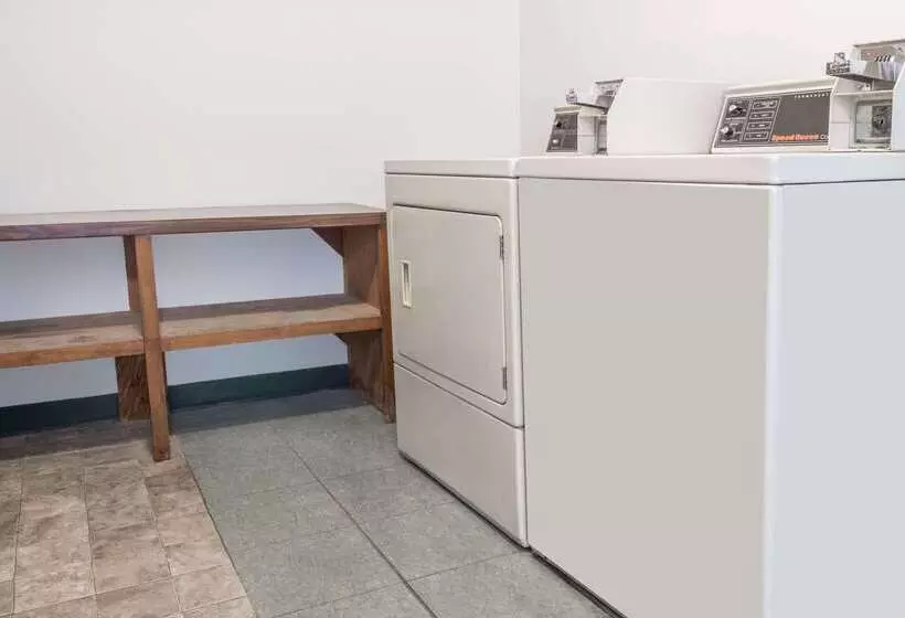 Отель Knights Inn Ottawa